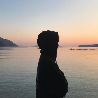 孤单伤感颓废的微博qq动漫头像 男生背影图片