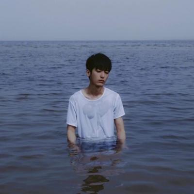 孤单伤感颓废的微博qq动漫头像 男生背影图片