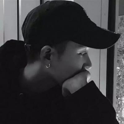 孤单伤感颓废的微博qq动漫头像 男生背影图片