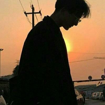 微信头像男图片深沉男人背影qq女生男生盘腿坐头像图片