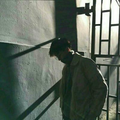 微信头像男图片深沉男人背影qq女生男生盘腿坐头像图片
