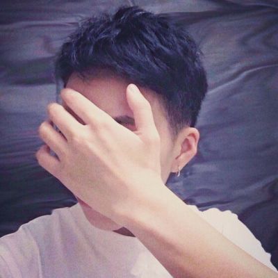 年轻英俊潇洒的抽烟纹身男生头像霸气高清