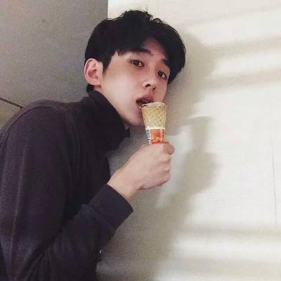 高冷帅气超好看的路灯头像单身男生带字伤感图片