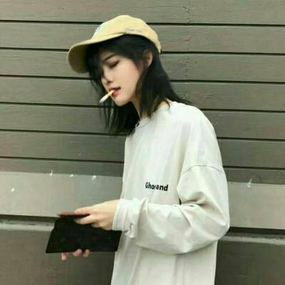 盘腿拿手机的女生头像图片