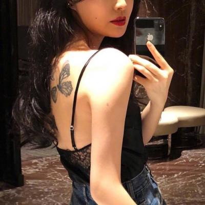 盘腿拿手机的女生头像图片