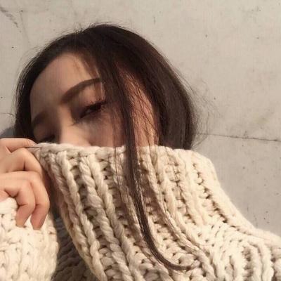 盘腿拿手机的女生头像图片