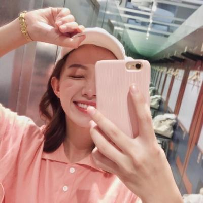 盘腿拿手机的女生头像图片
