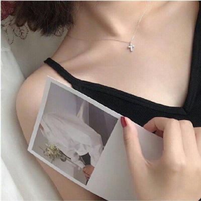 盘腿拿手机的女生头像图片