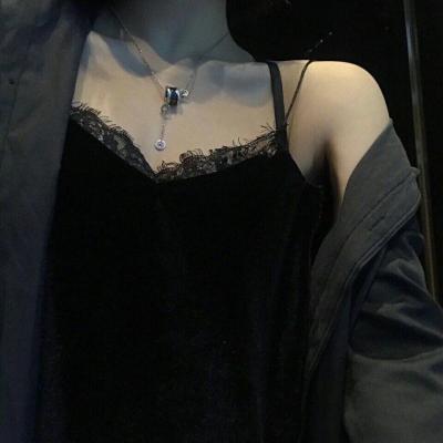 盘腿拿手机的女生头像图片