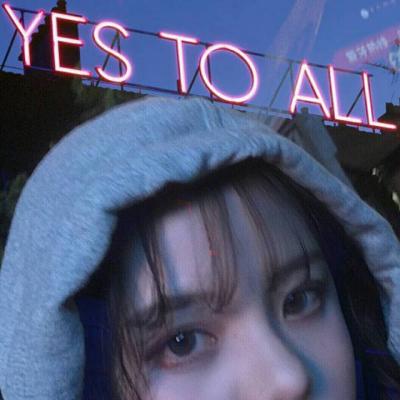 盘腿拿手机的女生头像图片