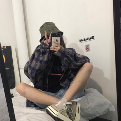 盘腿拿手机的女生头像图片