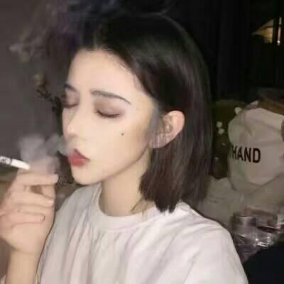 盘腿拿手机的女生头像图片