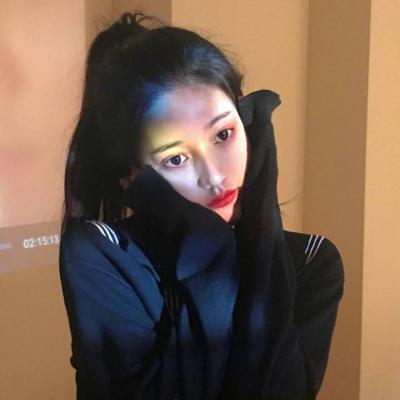 欧美女生抽烟纹身头像