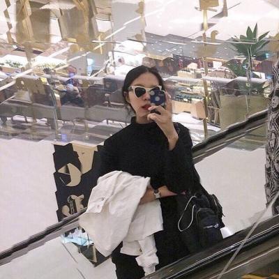 欧美女生抽烟纹身头像图片