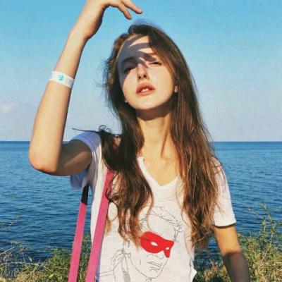 短发女生头像背影卷发图片