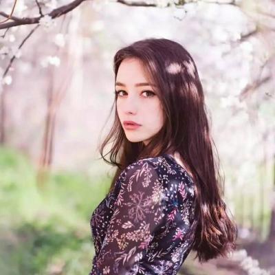 短发女生头像背影卷发图片