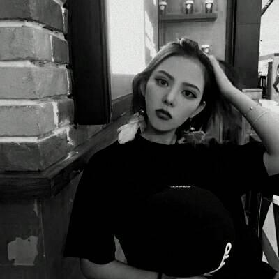 qq头像女生动漫简约图片