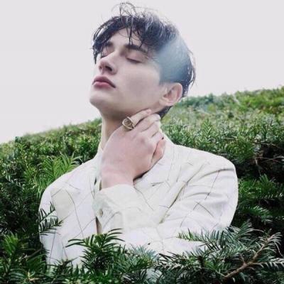 2018欧美男生牵小孩的图片头像图片