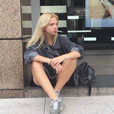 穿条纹衬衫的女生头像图片