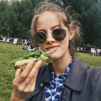穿条纹衬衫的女生头像图片