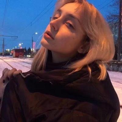 穿条纹衬衫的女生头像图片