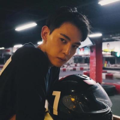 最新动漫男生冷高头像黑白图片图片