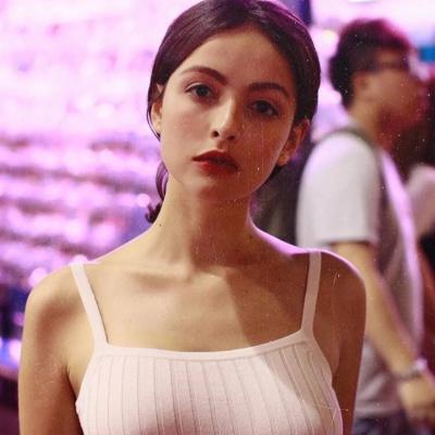 qq头像帽子低头女生图片