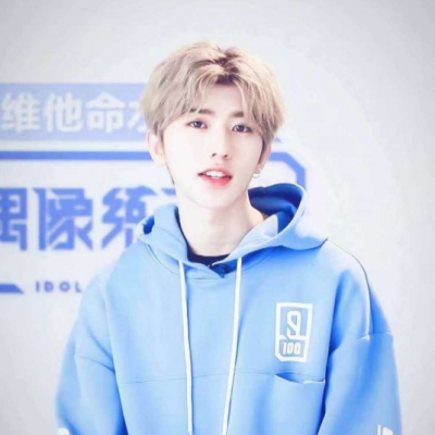 2018男生在雪地里站着的头像图片