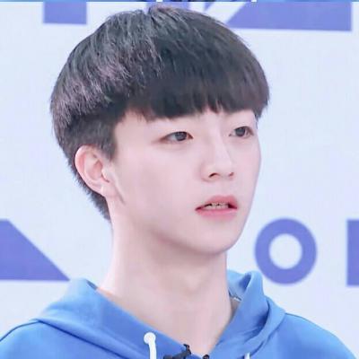 2018男生在雪地里站着的头像图片