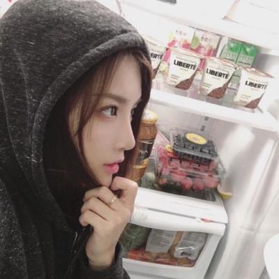 有个性的背影头像女生图片