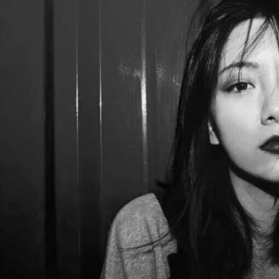qq头像女生穿牛仔外套图片