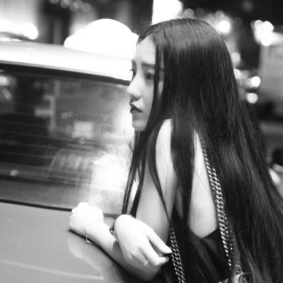 qq头像女生穿牛仔外套图片