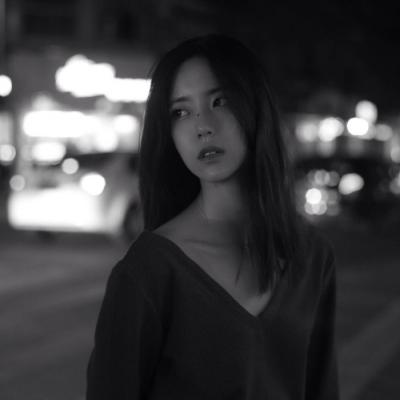 qq头像女生穿牛仔外套图片