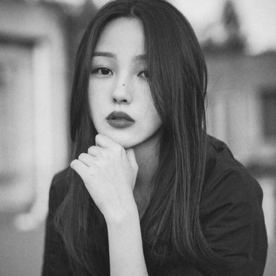 qq头像女生穿牛仔外套图片