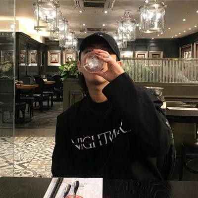 2018微信动漫领带男生头像图片