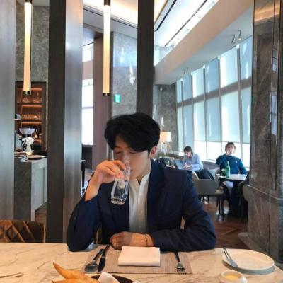2018微信动漫领带男生头像图片