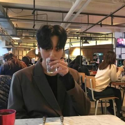 2018微信动漫领带男生头像图片