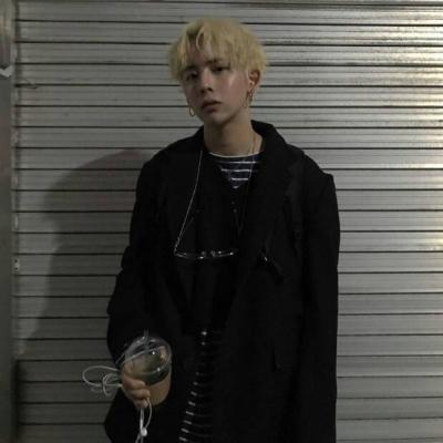 2018微信动漫领带男生头像图片