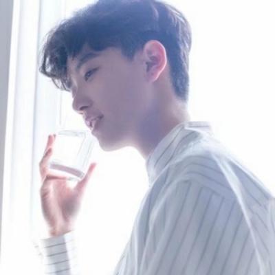 2018最火男生分手后换微信头像说明什么图片