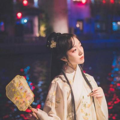 韩版短发女生头像高冷图片