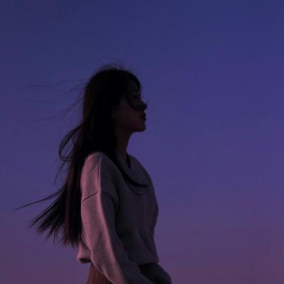 女生头像背影带字白色图片