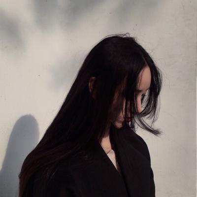 女生头像背影带字白色图片