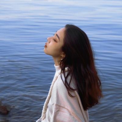 女生头像背影带字白色图片