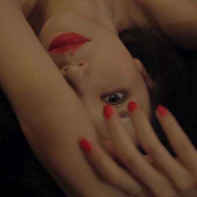 女生头像背影带字白色图片