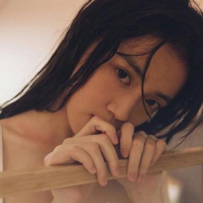 女生头像背影带字白色图片