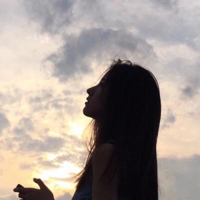 女生头像背影带字白色图片