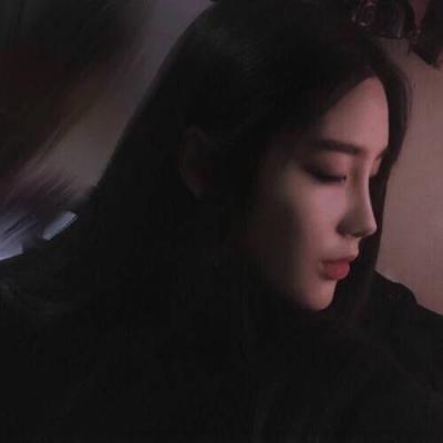 女生头像背影带字白色图片