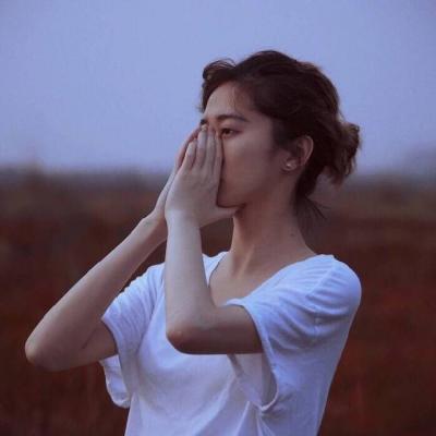 女生头像背影带字白色图片