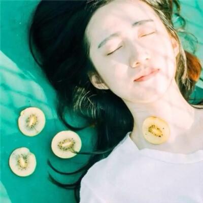 女生头像背影带字白色图片