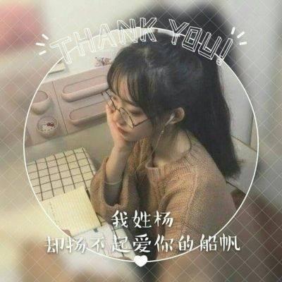 拿照相机的女生qq头像